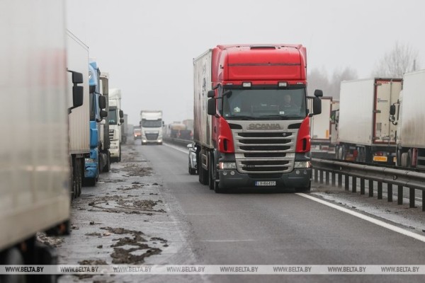 «Мы в очереди не стоим, мы в ней живем». Дальнобойщики о ситуации в пункте пропуска под Брестом