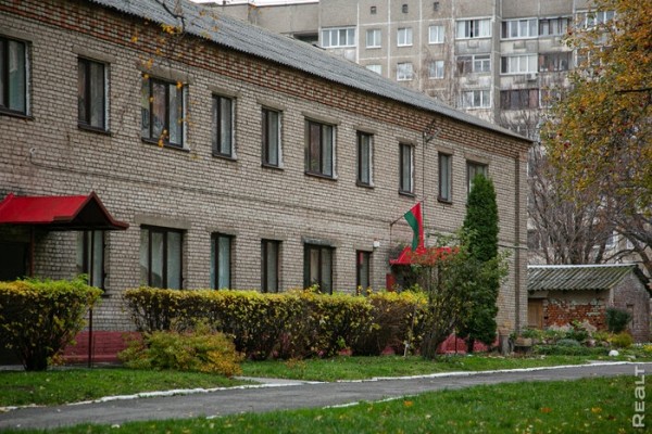 «Соседи и общая кухня − тут не самое страшное». Шокирующий репортаж из одной белорусской коммуналки