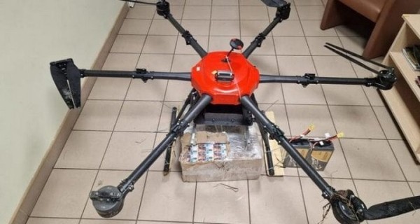Литовские пограничники перехватили дрон с белорусскими сигаретами на 12 тысяч евро. Груз не забрали сразу – и не зря Литовские пограничники перехватили дрон с белорусскими сигаретами на 12 тысяч евро. Груз не забрали сразу – и не зря