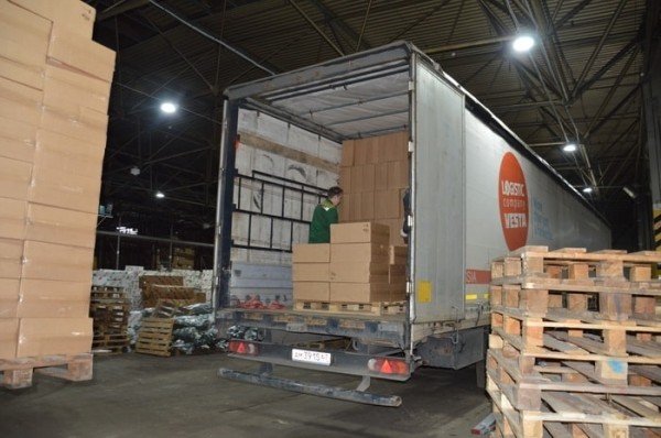 В России таможенники остановили фуру из Беларуси, но водитель сразу сбежал. Причина – миллион пачек безакцизных сигарет В России таможенники остановили фуру из Беларуси, но водитель сразу сбежал. Причина – миллион пачек безакцизных сигарет