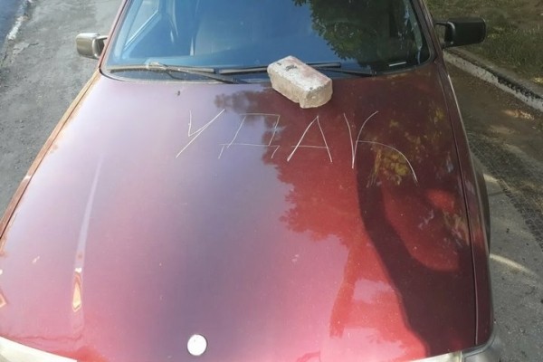 «Это тебе наука, сопляк, старших уважать». Как борются за места на дворовых парковках