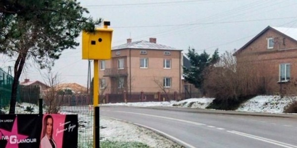 Поляк поставил скворечник, похожий на камеру скорости. Водители вынуждены тормозить перед этим «арт-объектом»