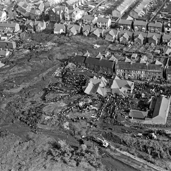 Эта трагедия унесла жизни 116 школьников. Никто так и не был наказан Эта трагедия унесла жизни 116 школьников. Никто так и не был наказан