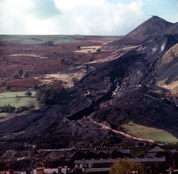 Эта трагедия унесла жизни 116 школьников. Никто так и не был наказан Эта трагедия унесла жизни 116 школьников. Никто так и не был наказан