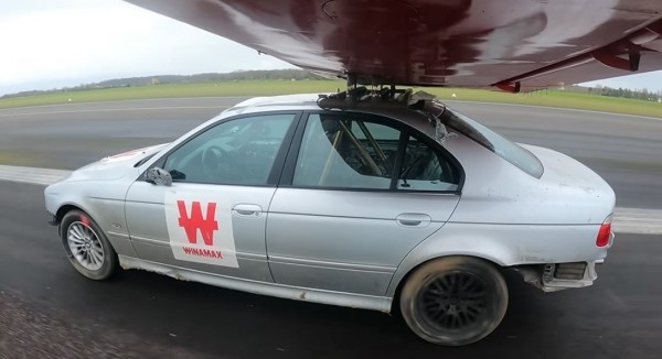 Эксперимент: как далеко может улететь BMW E39, если на нее поставить крылья самолета