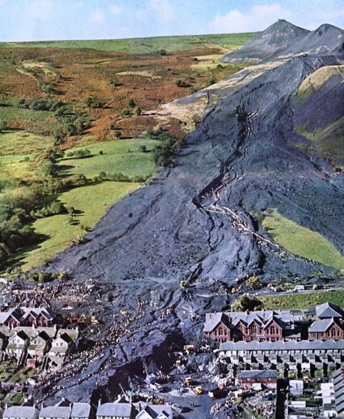 Эта трагедия унесла жизни 116 школьников. Никто так и не был наказан Эта трагедия унесла жизни 116 школьников. Никто так и не был наказан