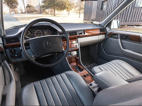 Почему этот старый седан от Mercedes стоит $600 тысяч? Почему этот старый седан от Mercedes стоит $600 тысяч?