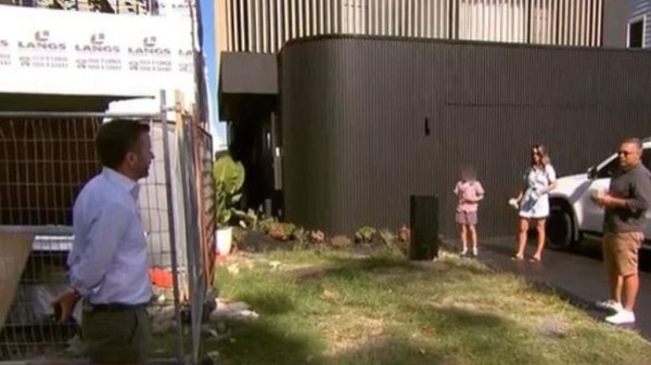 Две семьи построили дома в 40 сантиметрах друг от друга Две семьи построили дома в 40 сантиметрах друг от друга