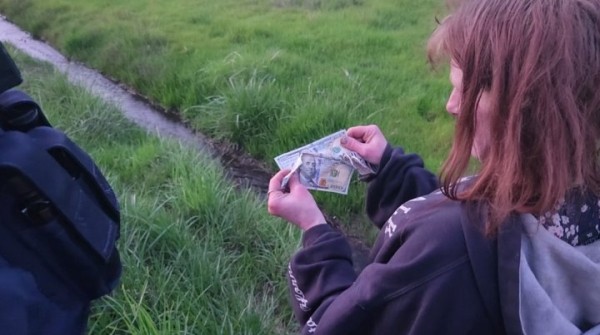 Очень странные дела. Мужчина разбросал из машины на ходу $200 тысяч