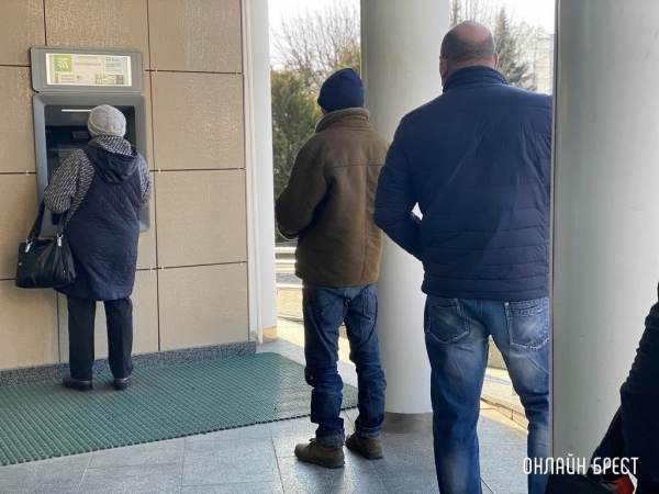 Беларусбанк продлевает действие еще некоторых истекших карт