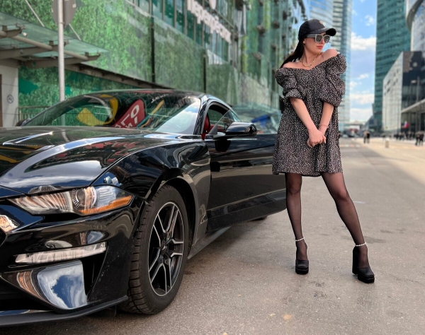 «Три года копила!» Блогер из Беларуси купила Ford Mustang, а теперь мечтает о машине в пять раз дороже