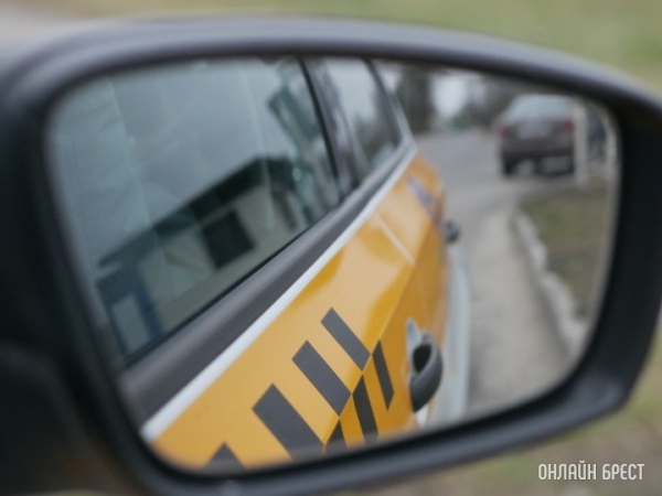 Таксист без ведома клиента отменил поездку, а тот обратился в налоговую