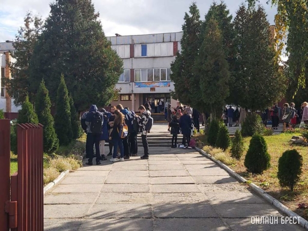 Одеть мальчика и девочку к школе стоит больше тысячи рублей Одеть мальчика и девочку к школе стоит больше тысячи рублей