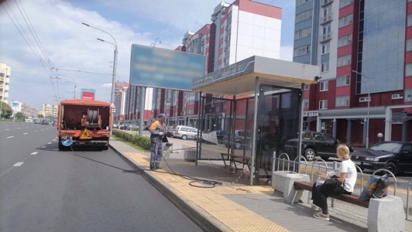 В Бресте моют остановки общественного транспорта В Бресте моют остановки общественного транспорта