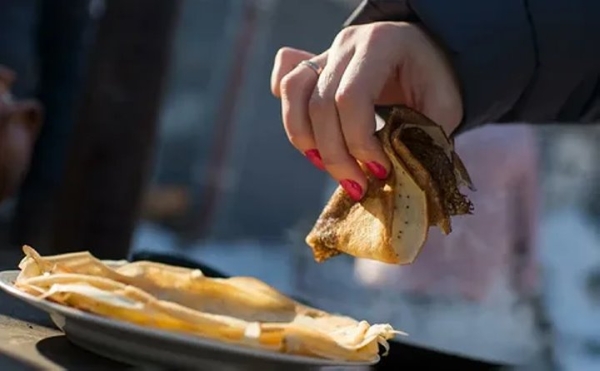 Женщина подавилась и умерла во время конкурса по поеданию блинов Женщина подавилась и умерла во время конкурса по поеданию блинов