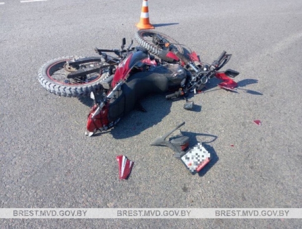 В Брестской области мотоцикл и трактор не поделили дорогу В Брестской области мотоцикл и трактор не поделили дорогу