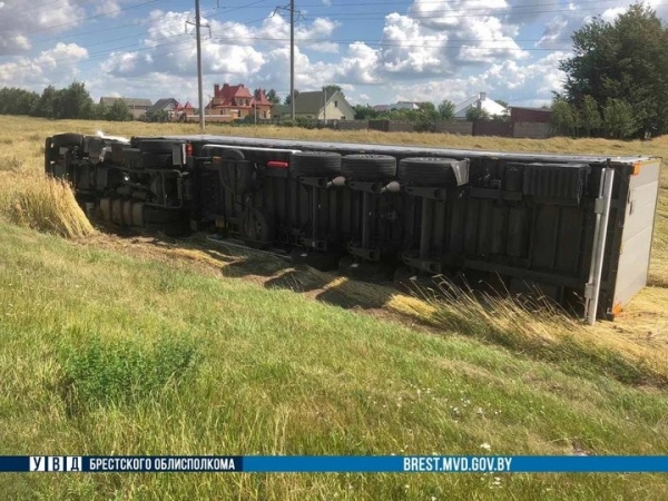 Фура перевернулась в Брестской области Фура перевернулась в Брестской области