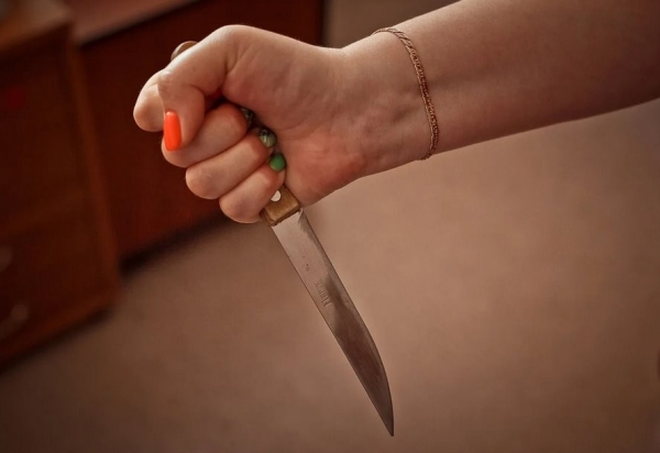 Упал на нож сам? В Беларуси женщина зарезала мужчину, а выдала все за несчастный случай