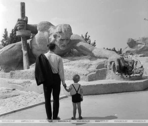 Брестская крепость - герой. Скульптура «Жажда», сентябрь 1971 года
Брестская крепость - герой. Скульптура «Жажда», сентябрь 1971 года