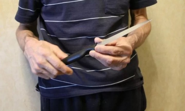 Пьяный белорус едва не лишил жизни мать за то, что она не разрешила ему позвонить со своего телефона