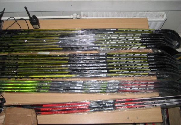 Водитель фуры намеревался спрятать от брестских таможенников автомобильный генератор и хоккейные клюшки