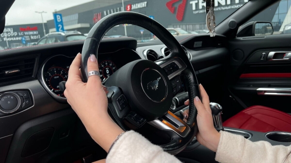 «Три года копила!» Блогер из Беларуси купила Ford Mustang, а теперь мечтает о машине в пять раз дороже