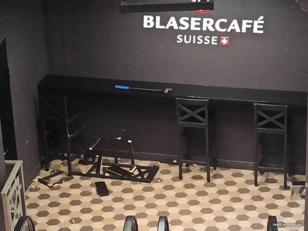 Босой парень разгромил топором кофейню в Минске. В СК рассказали новые подробности инцидента