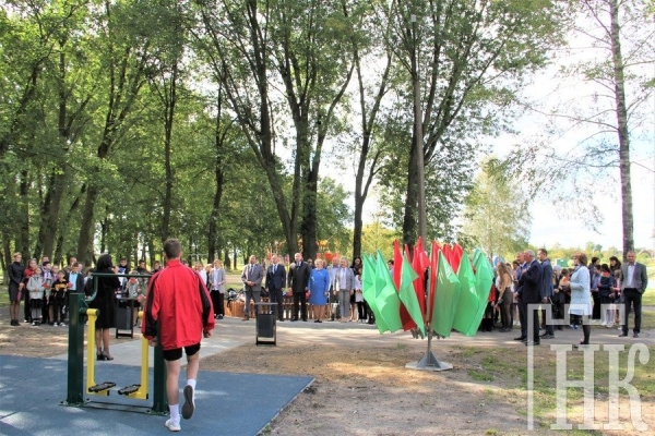 В Каменце открыли площадку с уличными тренажерами