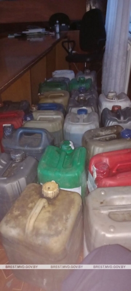 У жителя Брестской области обнаружили и изъяли 210 литров окрашенного дизельного топлива