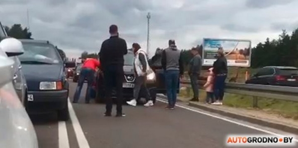 Конфликт на границе чуть не привел к драке с женщинами. Есть видео