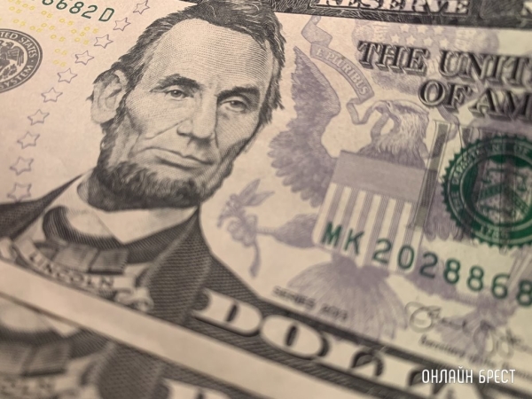 Доллар дешевеет четвертые торги подряд и пока не хочет останавливаться