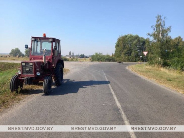 В Брестской области мотоцикл и трактор не поделили дорогу В Брестской области мотоцикл и трактор не поделили дорогу