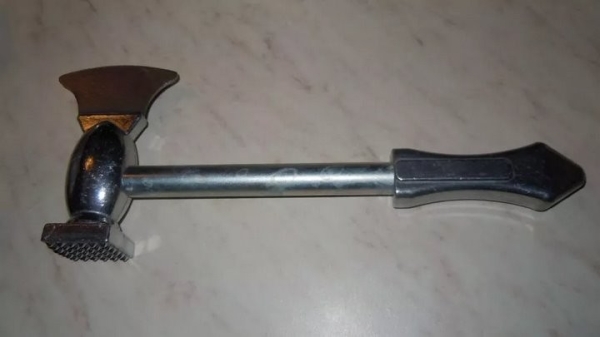 В Беларуси 35-летняя женщина 15 минут избивала собутыльницу кухонным топориком в ее же квартире