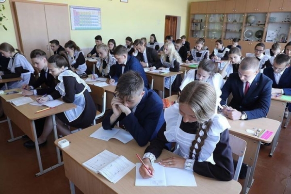 Жакет, юбка, бабочка... Белорусов просят решить, какие элементы школьной формы необходимы Жакет, юбка, бабочка... Белорусов просят решить, какие элементы школьной формы необходимы