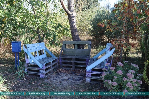 Смотрите, какой уют и красоту создают жители деревни Молодельчицы на своих подворьях (Брестская область)