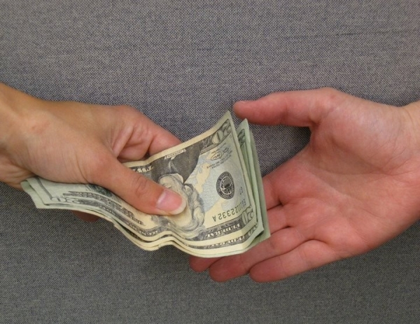 «Это не решение проблемы, а накладывание пластыря на сломанную руку». Вот почему не стоит брать деньги в долг