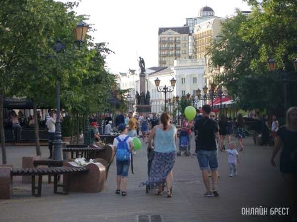 Более половины белорусов считают, что главой семьи должен быть муж