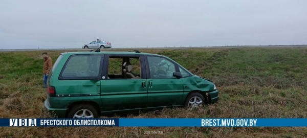 На М1 Peugeot врезался в Opel, который вез на лафете Ford