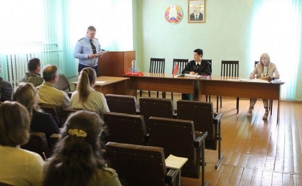 Тракториста, похитившего топливо в одном из хозяйств, судили на выездном заседании в Брестской области