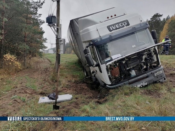 ДТП в Брестской области: грузовая машина съехала в кювет