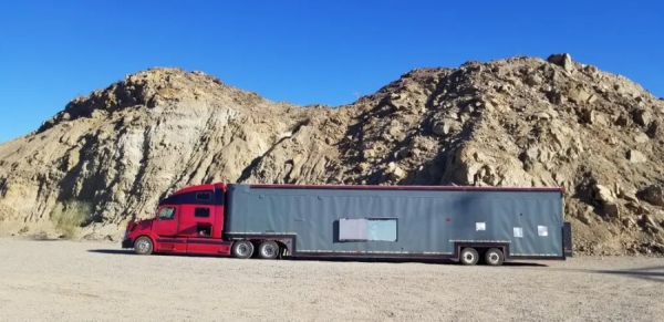 Пенсионеры потратили пять лет и $180 тысяч на превращение старой фуры в большой мобильный дом