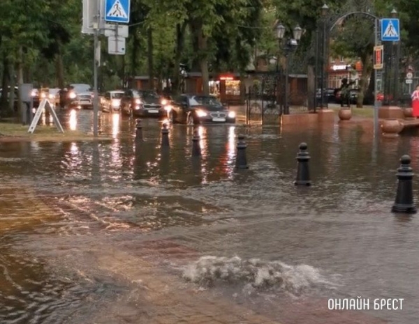 Читатель: Последствия сегодняшнего ливня. Брест, ул. Советская
Читатель: Последствия сегодняшнего ливня. Брест, ул. Советская