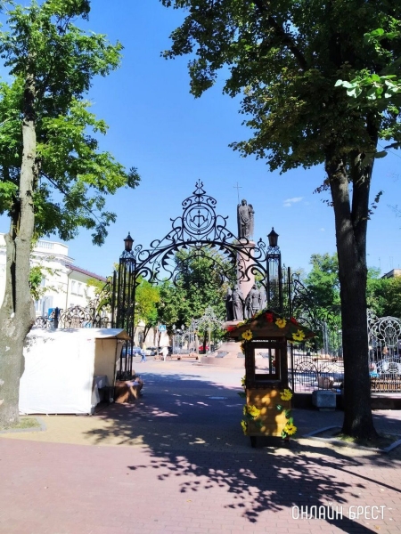 
                Читательница: Я пришла сфотографировать памятник, но из-за палатки не видно кованной арки
            