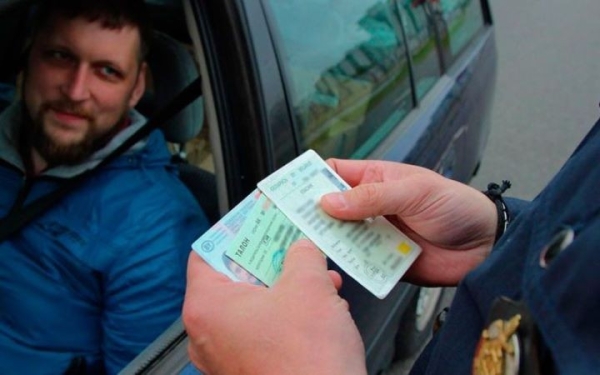 Как поменять права и какой штраф можно получить за езду с просроченным водительским удостоверением