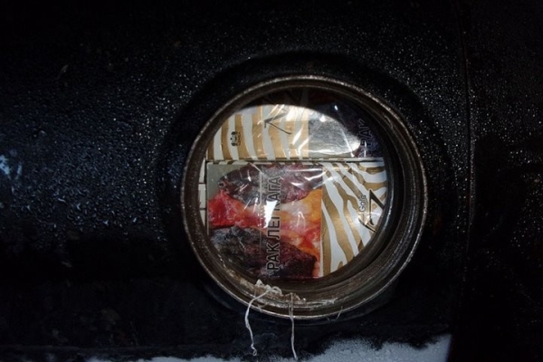 Водитель VW Touran хотел провезти в газовых баллонах сигареты на 5800 евро, но не получилось