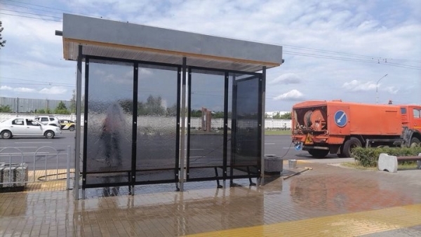 В Бресте моют остановки общественного транспорта В Бресте моют остановки общественного транспорта