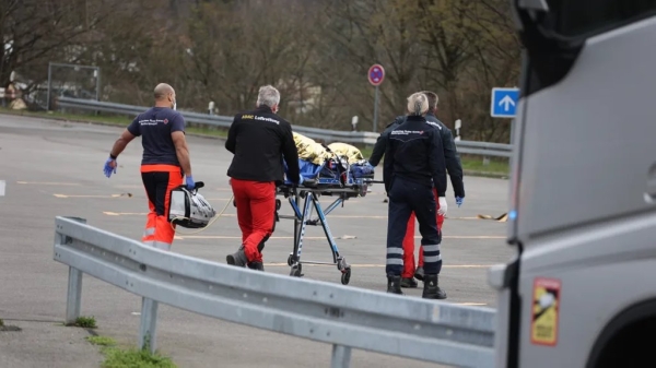 В Германии загорелся и взорвался грузовик с водителем из Беларуси. Его экстренно увезли на вертолете В Германии загорелся и взорвался грузовик с водителем из Беларуси. Его экстренно увезли на вертолете