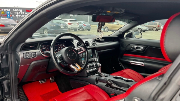 «Три года копила!» Блогер из Беларуси купила Ford Mustang, а теперь мечтает о машине в пять раз дороже