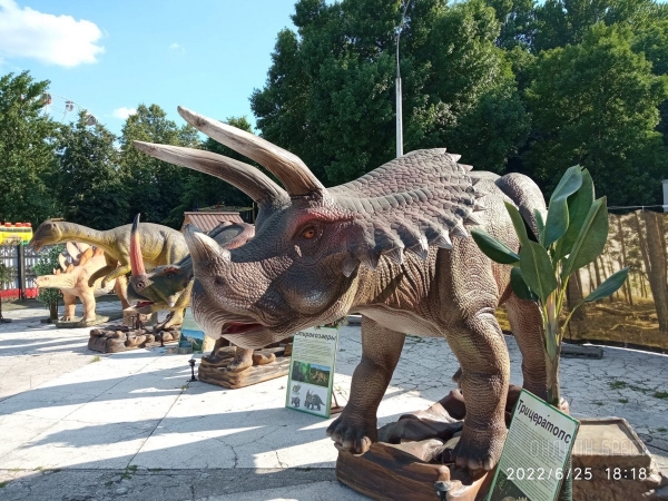 Жаркое лето в большом парке динозавров! Весело проведите время всей семьей в «Динолэнд» в Бресте