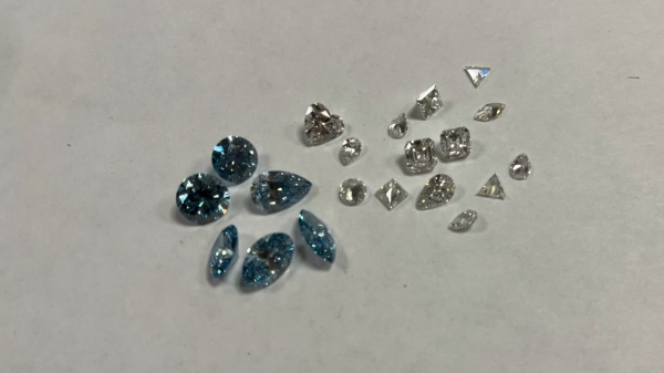 Сотрудник авиакомпании из ОАЭ перевозил бриллианты в трусах